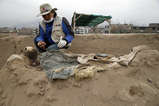 Peru discovers in pre-Incan site tomb of 16 Chinese migrants