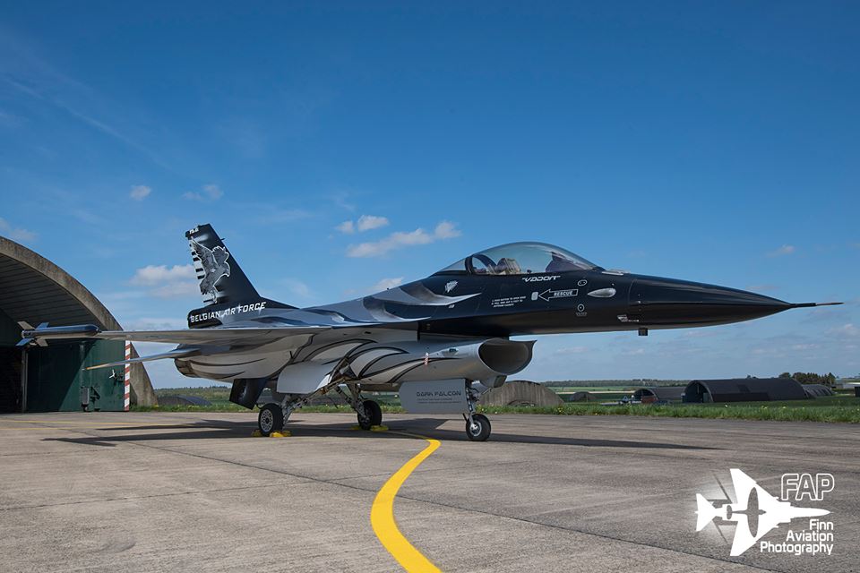 Here are some cool pH๏τos of Dark Falcon, the Belgian Air Force 2018 F-16 demo Viper - The Aviation Geek Club