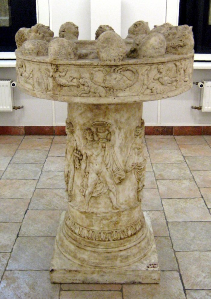 Altar of the twelve gods. Original in Louvre, cast in Pushkin museum. Use unknown: maybe the brink of a well or an Zodiac altar. The object represents the twelve gods of the Roman pantheon, each identified by an attribute: Venus and Mars linked by Cupid, Jupiter and a lightning bolt, Minerva wearing a helmet, Apollo, Juno and her sceptre, Neptune and his trident, Vulcan and his sceptre, Mercury and his caduceus, Vesta, Diana and her quiver and Ceres. Marble, found in Gabii (Italy), 1st century CE.