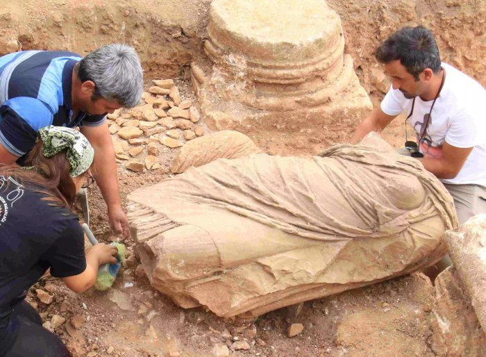 Roman-Era Female Statue Unearthed In Anemurium in Türkiye