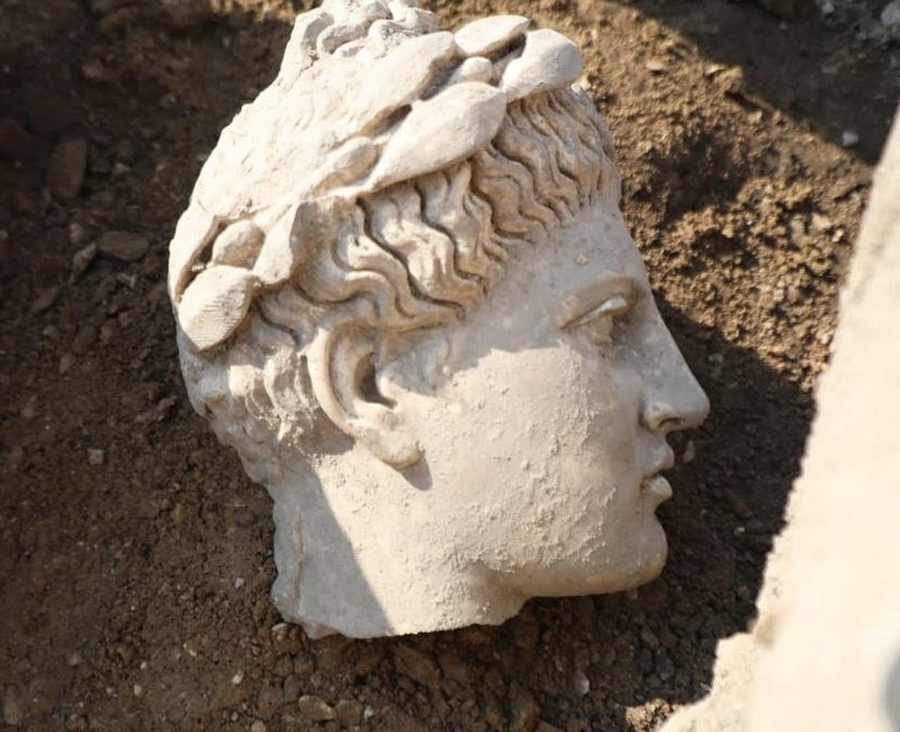 The head of the Apollo statue found in the ancient city of Prusias ad Hypium, Düzce, northwestern Türkiye, Aug. 19, 2022. (AA PH๏τo)