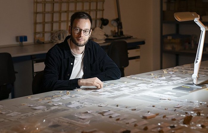 Researcher Asier Erostarbe, in his laboratory at the University of the Basque Country. Author. Nuria González. Credit: UPV/EHU