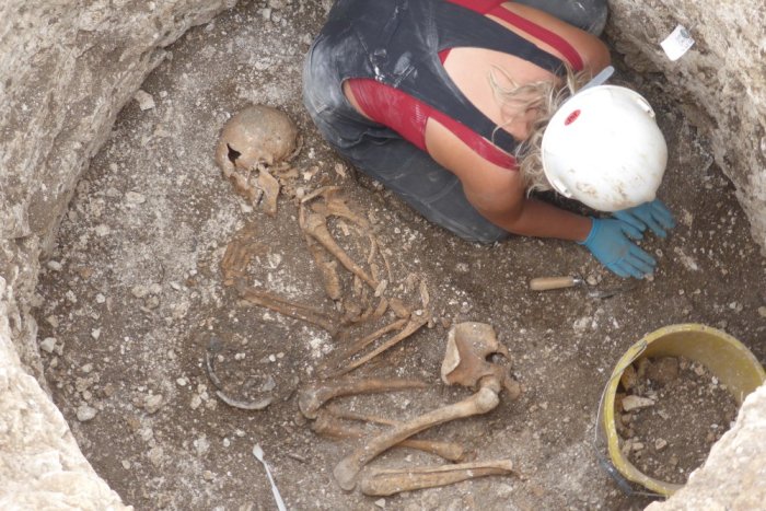 Bronze Age Human Remains Uncovered In Dorset During Excavation Of Iron Age Settlement