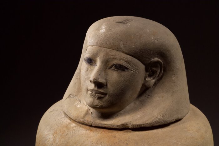 Limestone Canopic Jar of the Egyptian lady Senetnay (c. 1450 BCE); Museum August Kestner, Hannover (Inv.-No. 1935.200.1018) Museum August Kestner, Hannover; Photo: Christian Tepper (museum photographer)