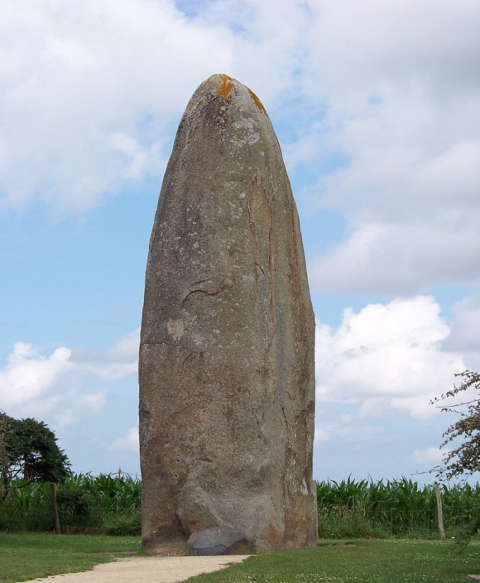  Menhir of Champ-Dolent, Dol de Bretagne, (Brittany). Image credit: Farz brujunet 