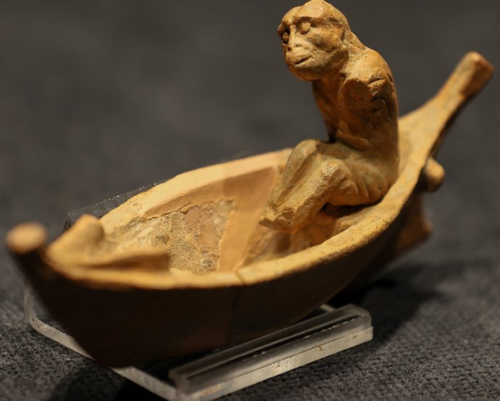 The 2,400-year-old statuette depicting the ferryman of the ᴅᴇᴀᴅ, Charon