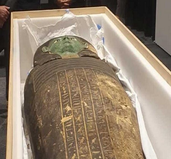 Egypt succeeded in recovering the coffin cover which was smuggled from Egypt several years ago.