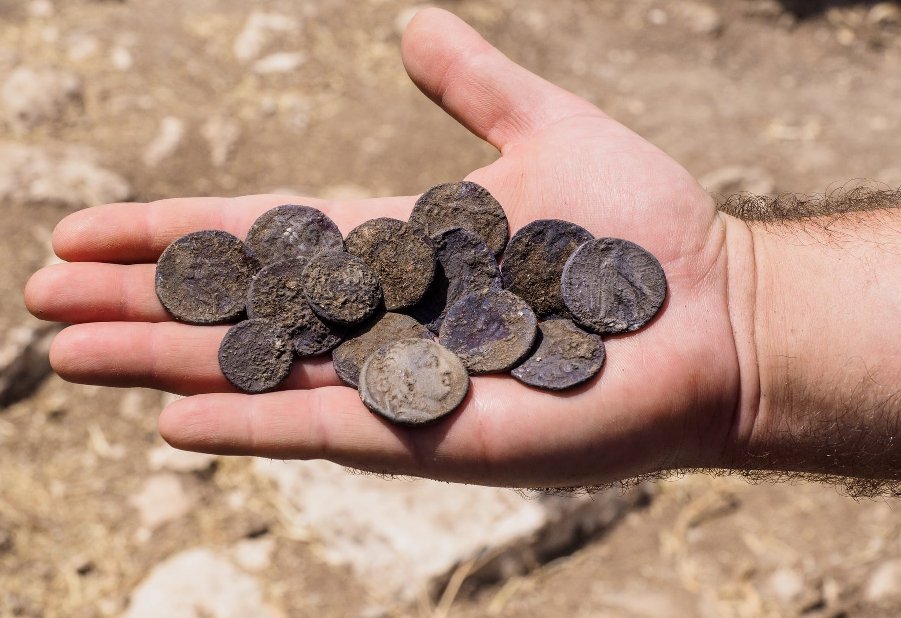 A hoard of silver coins found in the estate. Photo: Assaf Peretz, Israel Antiquities Authority