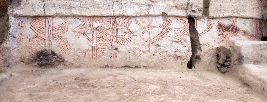 Geometric wall painting in the building. Credit: Jason Quinlan/Çatalhöyük Research Project