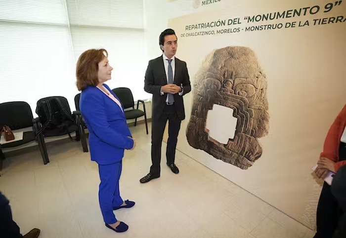 Colorado Lt. Gov. Dianne Primavera, left, is shown a pH๏τograph of Monument 9 before it was returned to Mexico. AP PH๏τo/David Zalubowski