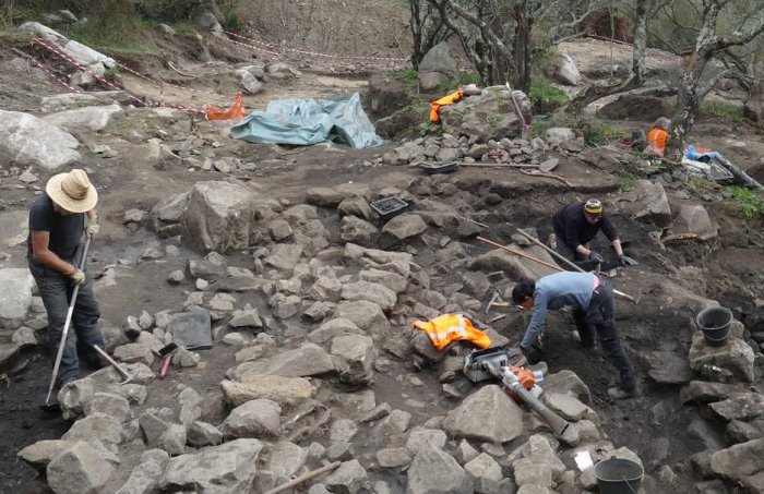 General view of a bastion being excavated in Sotta (Southern Corsica) in 2023. © Florian Soula, Inrap