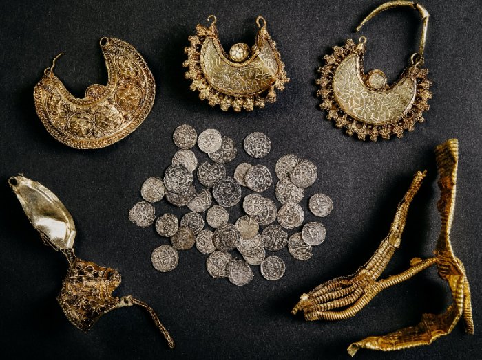  Unique 1,000-Year-Old Medieval Golden Treasure Unearthed By Dutch Historian Using Metal Detector