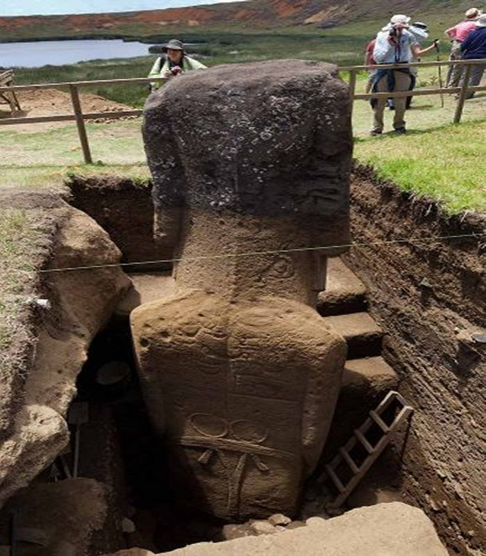 The statutes on Easter Island have bodies covered with ancient undeciphered petroglyphs. Image credit: EISP.ORG