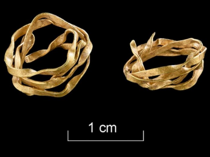 The gold wire spiral was found in the grave of an Early Bronze Age woman in Ammerbuch-Reusten, Tübingen district.