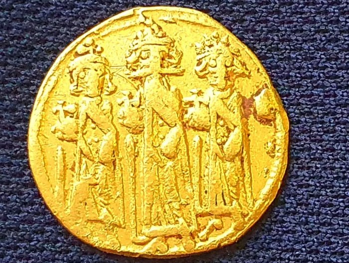 Rare Ancient Gold Coin Depicting Emperor Heraclius And Hill Of Golgotha Discovered In Israel