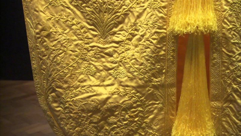  Magnificent Golden Silk Cloth Made By 1 Million Spiders Is One Of The World's Rarest Silk Textiles