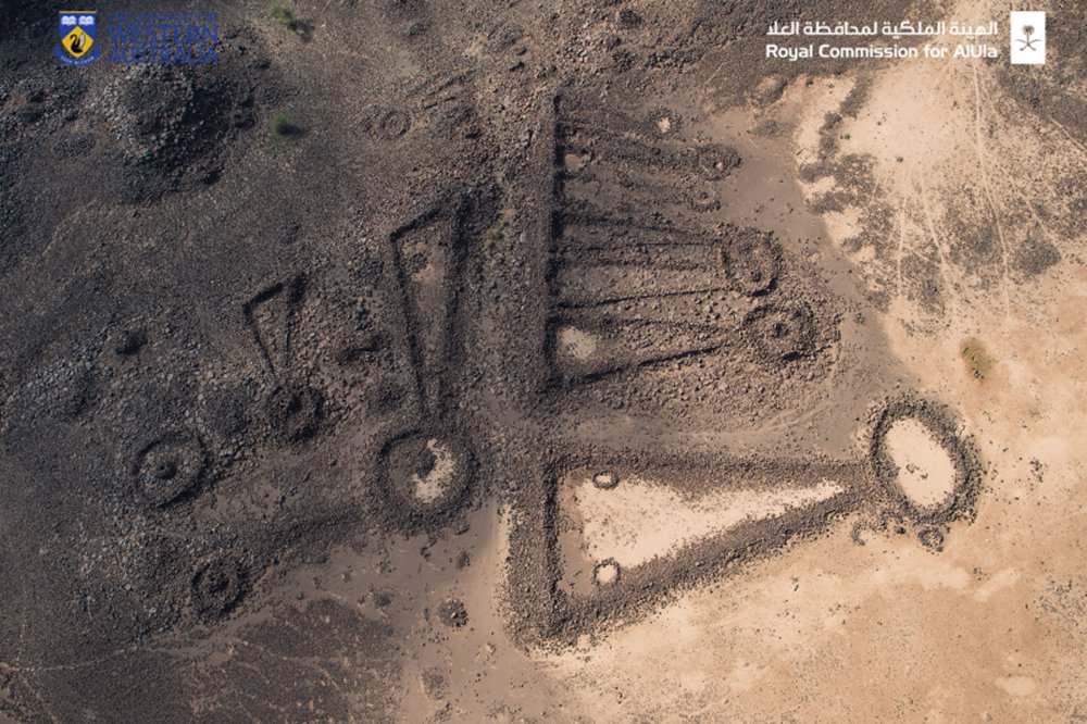 Keyhole-shaped tombs flanking a funerary avenue in the al Ha’it Oasis. Credit: University of Western Australia