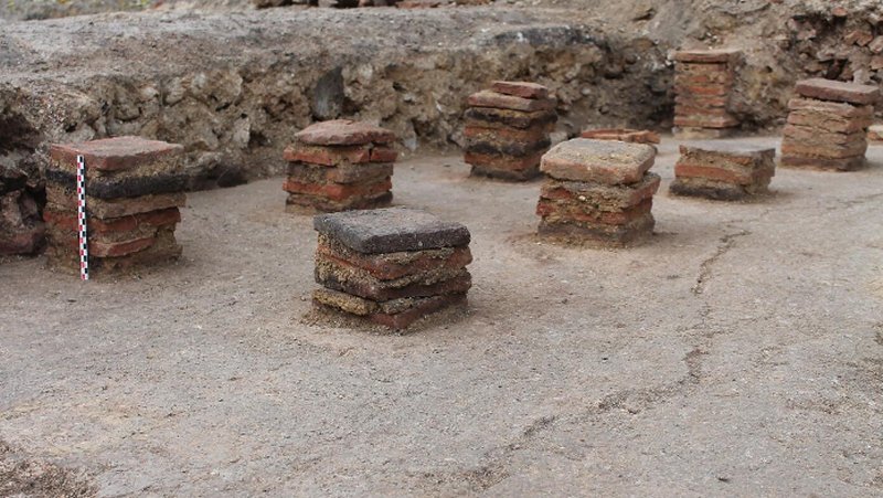 Pilettes of the first hypocaust (underfloor heating system) discovered in Reims (Marne), in 2023. An ancient monumental site from the 2nd- 3rd centuries was unearthed there. © Sylvain Lejeune, Inrap