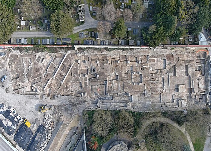 Zenithal pH๏τo of the entire excavation in progress in the Sernam/Boulinrin district brought to light in Reims (Marne), in 2023. An ancient monumental site from the 2nd-3rd centuries was discovered there.