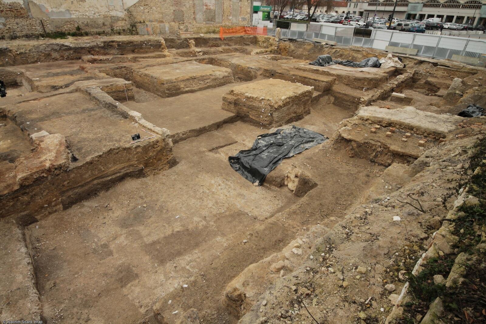 In the centre, foundation of an ancient basin surrounded by remains of its porticoed gallery, discovered in Reims (Marne), in 2023. Credit: INRAP