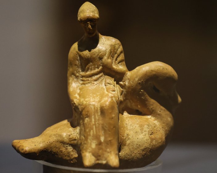 The statuette of Leda, the queen of Sparta, on display for the first time at the Izmir Archeology Museum, Türkiye, Nov. 15, 2022. Image credit: AA 