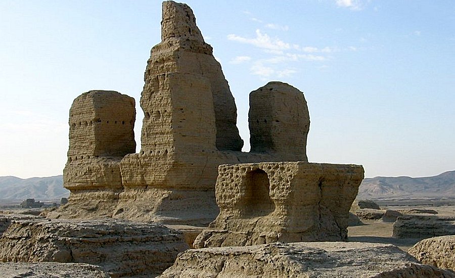 Buddhist stupa at Jiaohe Ruins. PH๏τo: commons.wikimedia