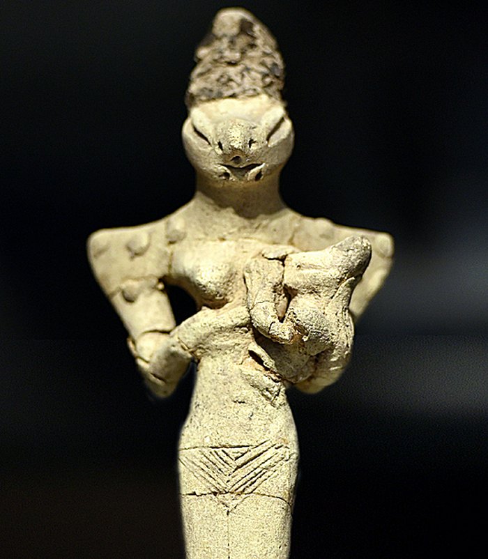 Lizard-headed ɴuᴅᴇ woman nursing a child, from Ur, Ubaid period, 4500-4000 BCE; Iraq Museum