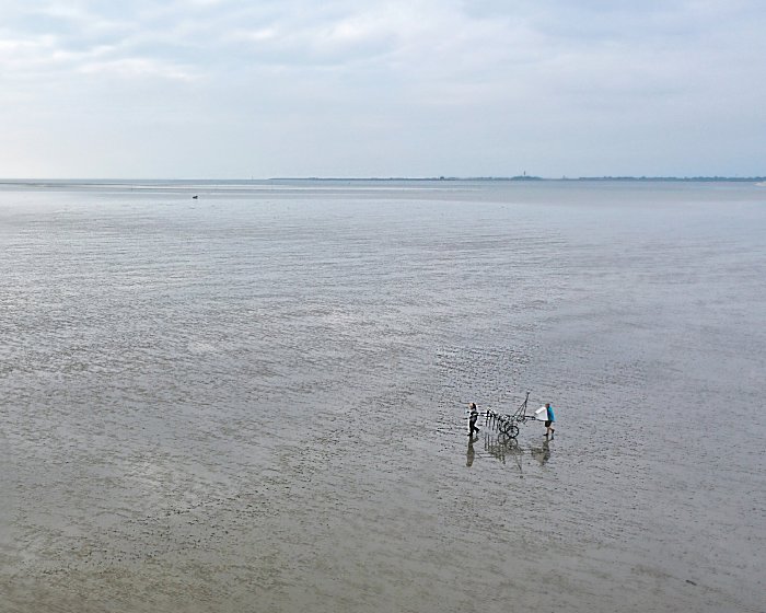 A lightweight survey vehicle provides large-scale magnetic mapping of cultural traces hidden beneath the present-day tidal flat surface. (pH๏τo/©: Dirk Bienen-Scholt)