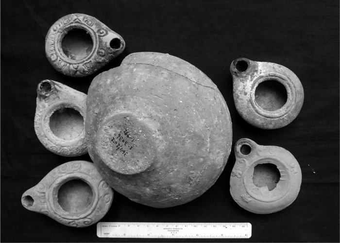 Finds from L. 3036: Three oil lamps (left) were found underneath the MBII bowl, and two oil lamps (right) had been placed near it (photo: B. Zissu under the Te’omim Cave Archaeological Project)