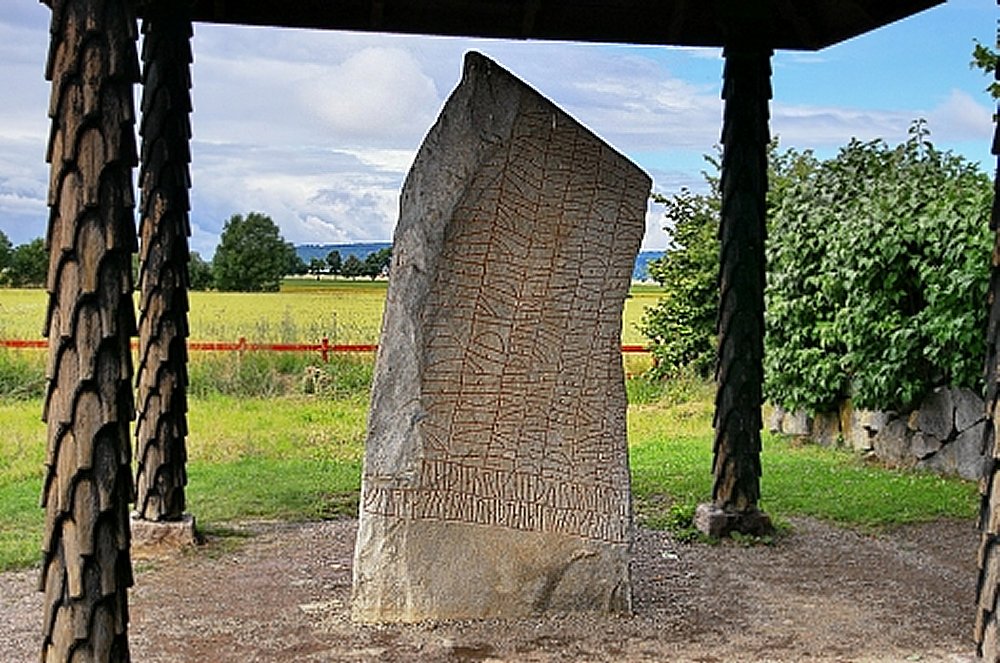 As many as 725 runes – being of a Swedish–Norwegian runic alphabet of 16 characters - bear readable (sometimes difficult to interpret) text containing verses of epic character, allusions to heroic myths, hero songs, legends and secret formulas, probably a curse. PH๏τo:visitostergotland.se/