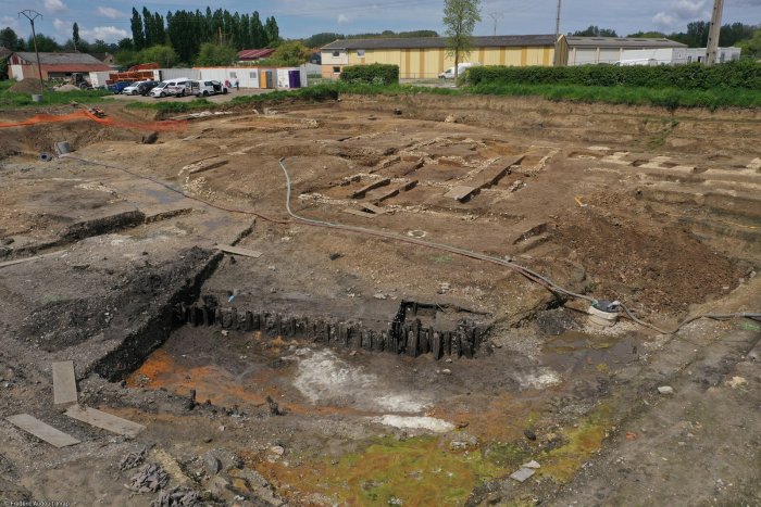 1,700-Year-Old Roman Shoes And An Exceptional Glᴀss Workshop Unearthed In France