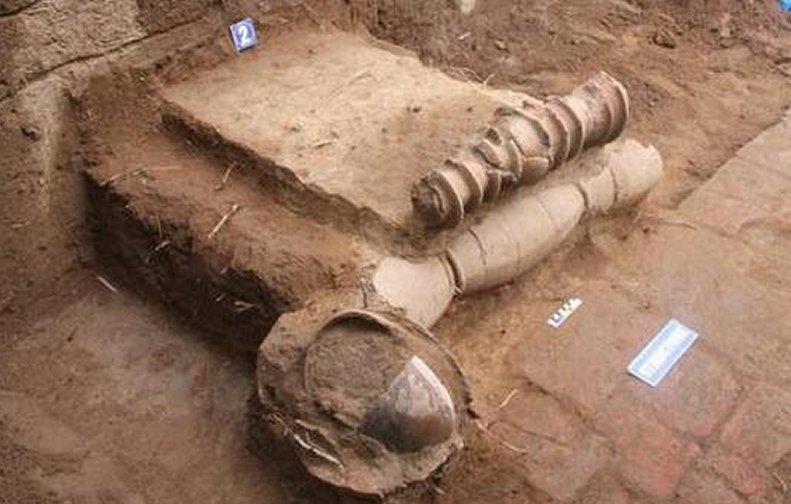 Two layers of terracotta pipelines were found during the 5th phase of excavation done at Keeladi by the Tamil Nadu State Department of Archaeology. PH๏τo Credit: ma23terracotta pipelines_Keeladi (via The Hindu)