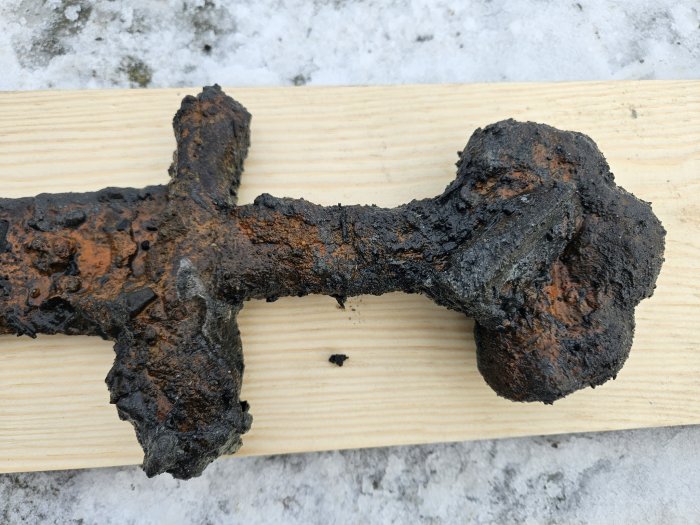 Well-Preserved 1,000-Year-Old Ulfberht Sword Found In The Wisla River, Poland