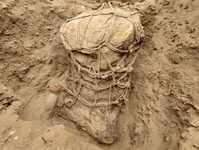 A 500-Year-Old Funerary Bundle And Pottery Probably Belonging To Ychsma Culture - Unearthed Near Lima, Peru