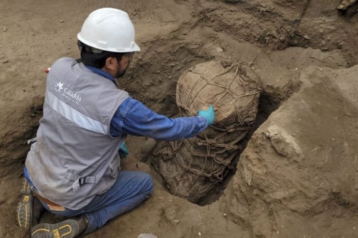 A 500-Year-Old Funerary Bundle And Pottery Probably Belonging To Ychsma Culture - Unearthed Near Lima, Peru